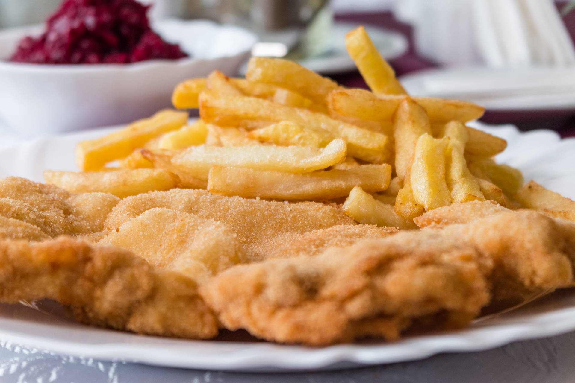 Şniţel Vienez cu cartofi prăjiţi